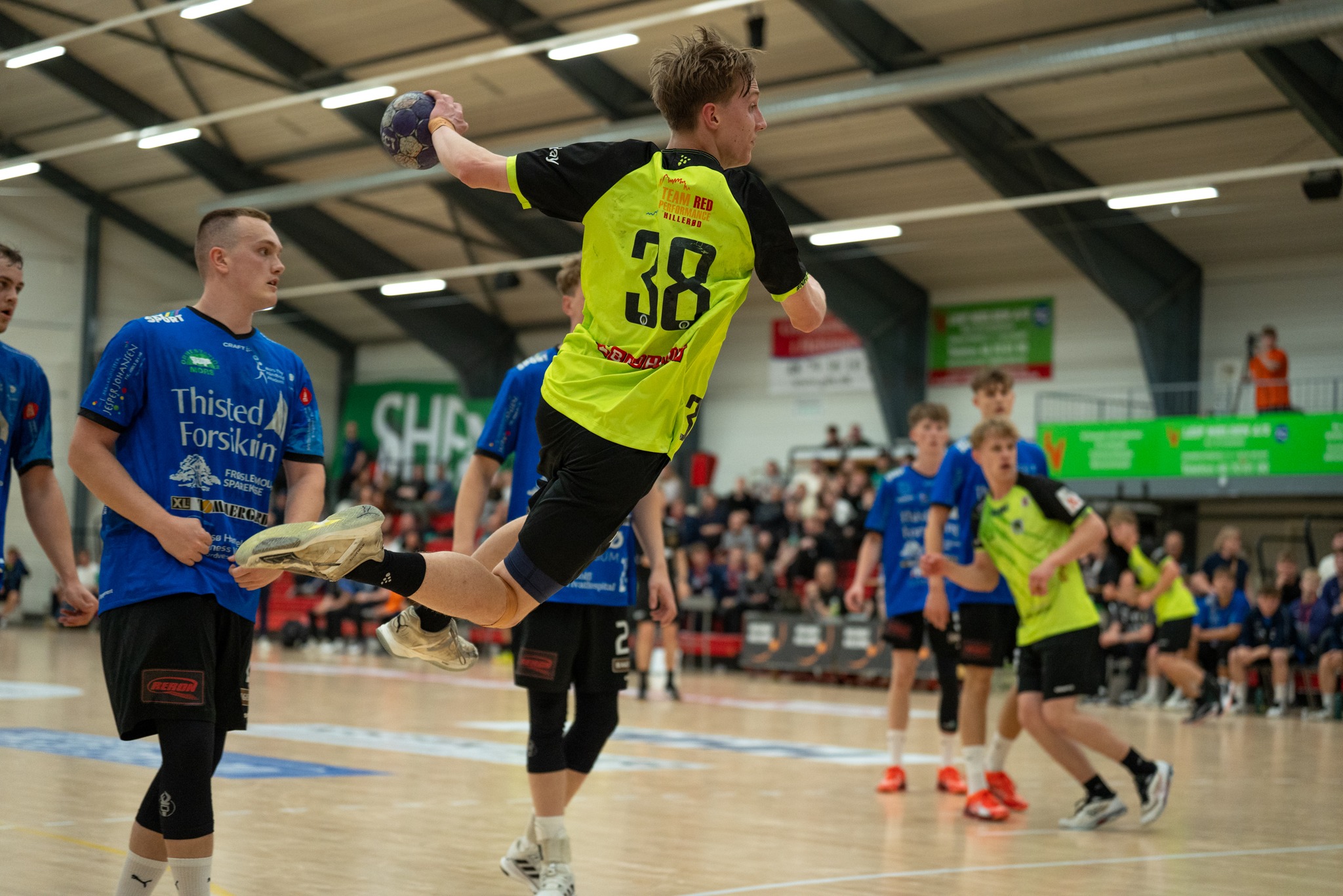Talentfuld højre fløj tilknyttes ligatruppen
